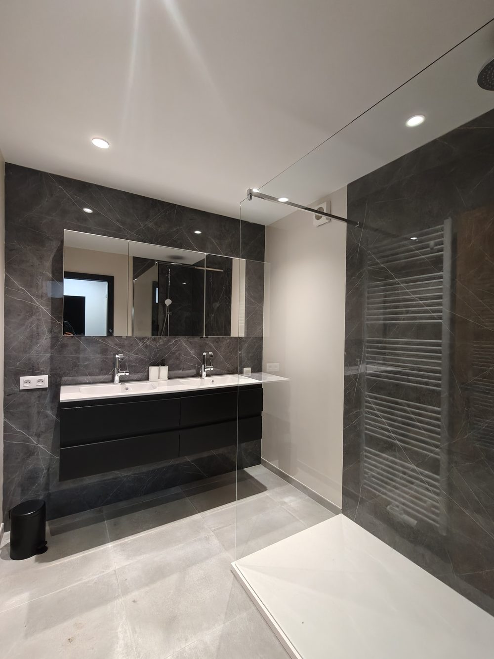 Après travaux : double vasque sur meuble noir et douche de plain-pied