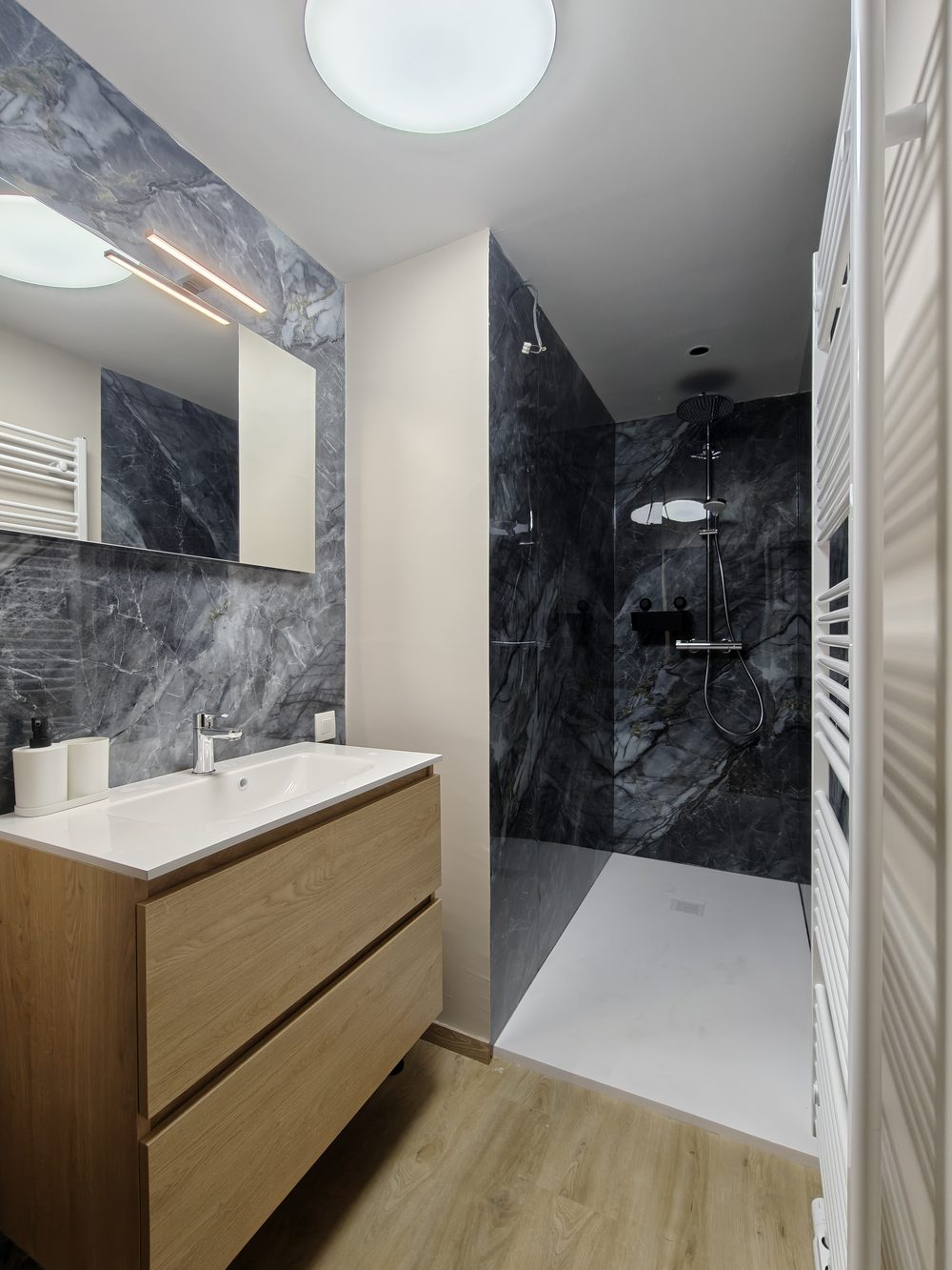 Après travaux : douche de plain-pied en marbre gris et meuble vasque en bois